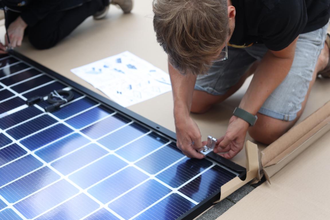 Das Solakon Balkonkraftwerk liegt im Karton und die Stützgabeln werden angeschraubt.